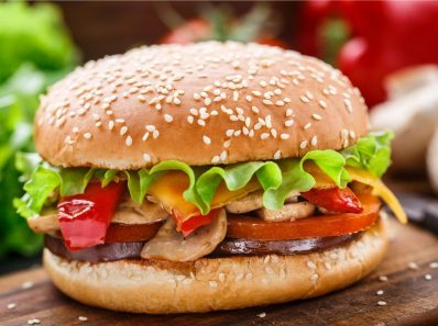 Чтобы избежать избытка высококалорийных продуктов, отдайте предпочтение высокопитательным продуктам