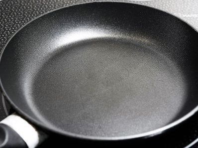Токсичные химические вещества в кухонной посуде загрязнили питьевую воду для миллионов